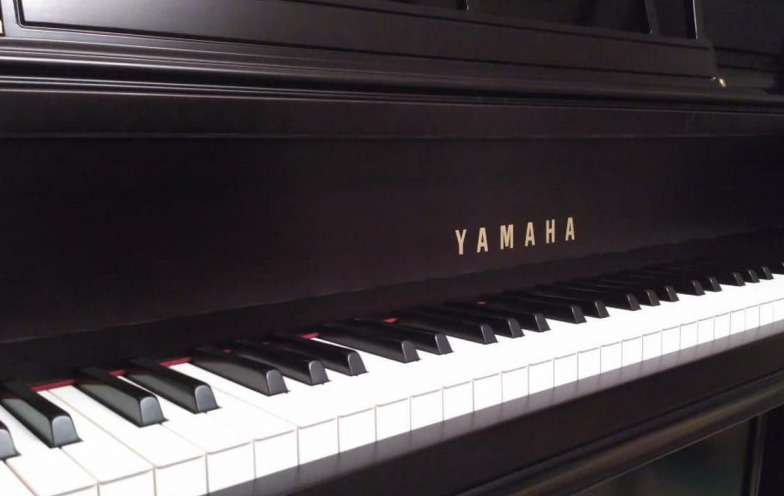 YAMAHA M2SBW пианино 110 см., чёрный орех, сатинированное, с банкеткой
